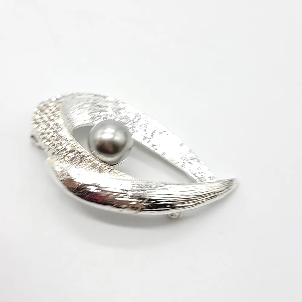 Faux pearl clear rhinestone pin brooch